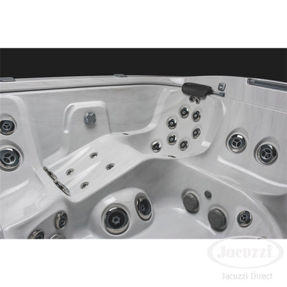  Jacuzzi® J575IP™ - 5-6 Person Hot Tub With 1 Lounger